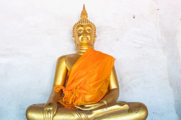 Gouden Boeddha standbeeld in Ayutthaya tempel, Thailand. — Stockfoto