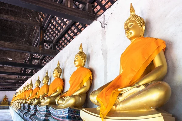 Estatua de buda dorada en el templo de Ayutthaya, Tailandia . —  Fotos de Stock