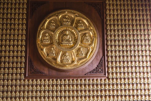 Goldene chinesische Buddha-Statue Muster auf der Wand Hintergrund. — Stockfoto