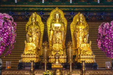 NONTHABURI, THAILAND - Nisan 2018: Wat Lengnoeiyi 'deki Altın Buda heykelleri Tayland' da bir Çin tapınağıdır..