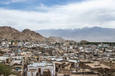 Leh-Ladakh şehrinin mavi gökyüzü, kuzey Hindistan. Hint Himalayaları 'nda 3500 metre yükseklikte yer almaktadır..