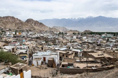 Leh-Ladakh şehrinin mavi gökyüzü, kuzey Hindistan. Hint Himalayaları 'nda 3500 metre yükseklikte yer almaktadır..