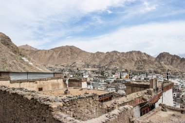 Leh-Ladakh şehrinin mavi gökyüzü, kuzey Hindistan. Hint Himalayaları 'nda 3500 metre yükseklikte yer almaktadır..