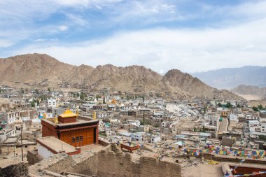 Leh-Ladakh şehrinin mavi gökyüzü, kuzey Hindistan. Hint Himalayaları 'nda 3500 metre yükseklikte yer almaktadır..