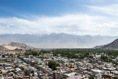 Leh-Ladakh şehrinin geniş bir arka planı ve mavi gökyüzü. Hint Himalayaları 'nda 3500 metre yükseklikte yer almaktadır..