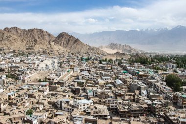 Leh-Ladakh şehrinin mavi gökyüzü, kuzey Hindistan. Hint Himalayaları 'nda 3500 metre yükseklikte yer almaktadır..