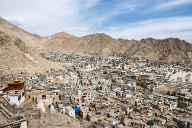 Leh-Ladakh şehrinin mavi gökyüzü, kuzey Hindistan. Hint Himalayaları 'nda 3500 metre yükseklikte yer almaktadır..