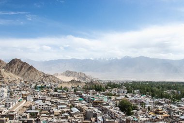 Leh-Ladakh şehrinin mavi gökyüzü, kuzey Hindistan. Hint Himalayaları 'nda 3500 metre yükseklikte yer almaktadır..