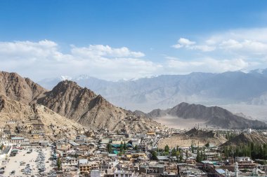 Leh-Ladakh şehrinin mavi gökyüzü, kuzey Hindistan. Hint Himalayaları 'nda 3500 metre yükseklikte yer almaktadır..