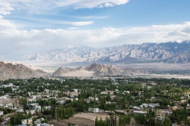 Leh Ladakh, Jammu ve Kashmir 'deki Shanti stupa kırsal bölgesinin manzarası.