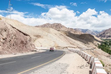 Leh Ladakh, Hindistan 'da keskin virajlı yol virajı.