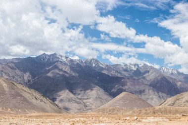 Himalaya 'nın Leh Ladakh, Hindistan' daki kar dağının çöl manzarası.