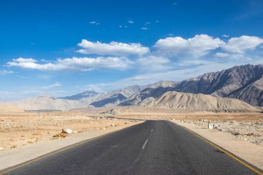 Leh otobanındaki kırsal yol manzarası, Hindistan 'ın kuzeyinde Leh-Ladakh' da dağ ve gökyüzü arka planına sahip. 
