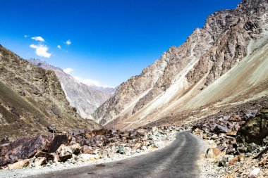 Hindistan 'ın Leh Ladakh şehrinde mavi gökyüzü olan yüksek bir dağa giden kırsal yol..