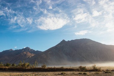 Hindistan, Leh Ladakh, Nubra Vadisi 'ndeki güzel sis ve kum tepeciği. Lens alevli ışık manzarası.