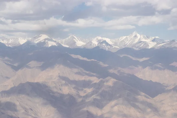 Widok Góry Himalaje Przez Okno Samolotu — Zdjęcie stockowe