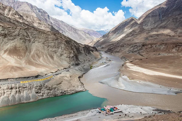 Zanskar ve Indus nehrinin Leh, Ladakh, Hindistan 'daki birleşimi. Leh yakınlarındaki en sıcak turistik yerlerden biri..
