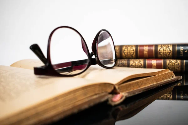 Bardaklar açık eski kitapta.