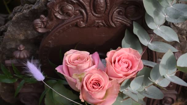 Roze Rozen Tuin Een Briesje Rozen Bloeien Een Groene Achtergrond — Stockvideo