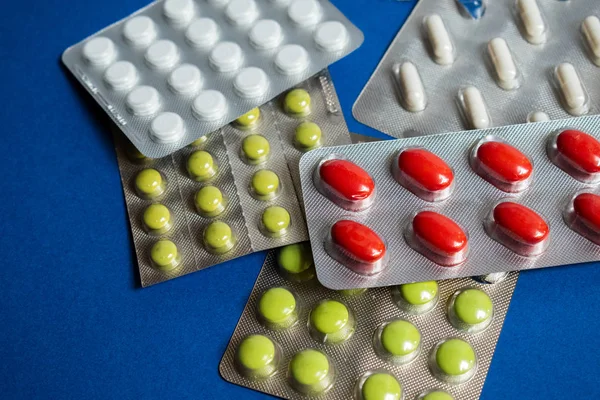 Mavi arka planda renkli haplarla kabarcıklar