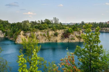 Mavi su ile güzel taş ocağı. Su deposu Zakrzowek, Krakow, Polonya.
