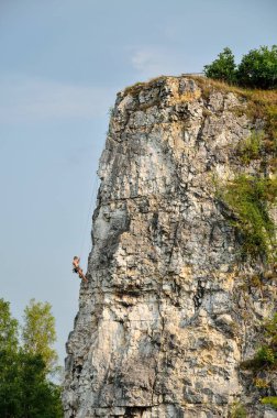 Krakow, Polonya - 27 Ağustos 2017: Polonya 'nın Krakow kentindeki Zakrzowek gölündeki Twardowski kayalıklarına tırmanan.