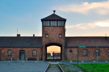 Oswiecim, Polonya - 29 Temmuz 2017: Polonya 'nın Oswiecim kentindeki Auschwitz Birkenau toplama kampının ana kapısı.