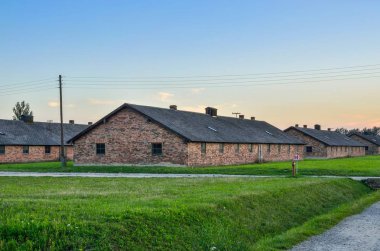 Oswiecim, Polonya - 29 Temmuz 2017: Polonya 'nın Oswiecim kentindeki Auschwitz Birkenau toplama kampındaki binalar.