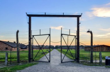 Oswiecim, Polonya - 29 Temmuz 2017: Oswiecim, Polonya 'daki Auschwitz Birkenau toplama kampının kapısı.