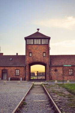 Oswiecim, Polonya - 29 Temmuz 2017: Polonya 'nın Oswiecim kentindeki Auschwitz Birkenau toplama kampının ana kapısı.