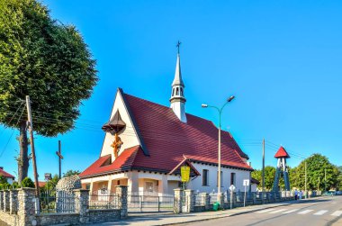 Miedzybrodzie Zywieckie, Polonya - 5 Ağustos 2017: Polonya 'daki Miedzybrodzie Zywieckie dağ köyündeki kilise.