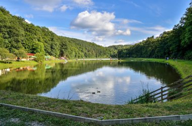 Bedkowska Vadisi, Polonya - 13 Ağustos 2017: Polonya 'nın Bedkowska Vadisi' ndeki gölette turistler.