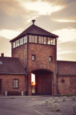 Oswiecim, Polonya - 29 Temmuz 2017: Polonya 'nın Oswiecim kentindeki Auschwitz Birkenau toplama kampının ana kapısı.