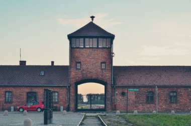 Oswiecim, Polonya - 29 Temmuz 2017: Polonya 'nın Oswiecim kentindeki Auschwitz Birkenau toplama kampının ana kapısı.