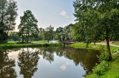 Skawina, Polonya - 27 Ağustos 2107: Polonya 'nın Skawina kentindeki güzel yeşil park.