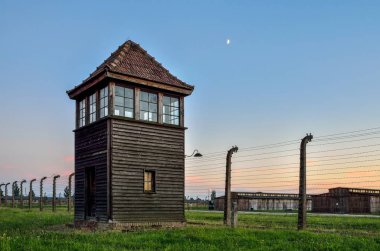 Oswiecim, Polonya - 29 Temmuz 2017: Polonya 'nın Oswiecim kentindeki Auschwitz Birkenau toplama kampında gözetleme kulesi.