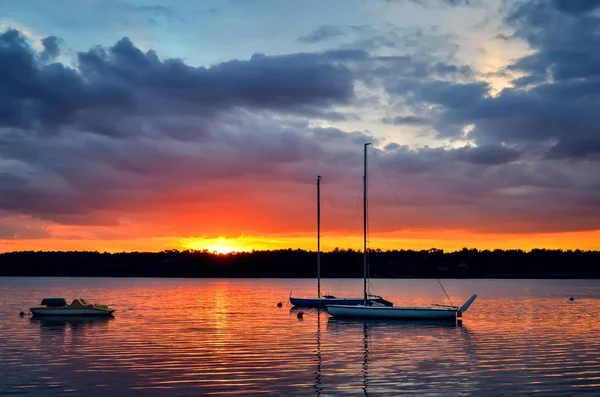 Vakkert Sommerlandskap Båter Sjøen Ved Solnedgang – stockfoto