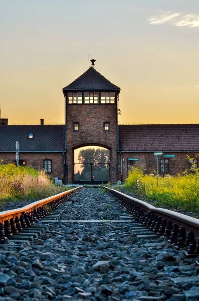 Oswiecim, Polonya - 29 Temmuz 2017: Polonya 'nın Oswiecim kentindeki Auschwitz Birkenau toplama kampının ana kapısı.