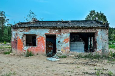 Eski yıkılmış bina. Terk edilmiş askeri birlik binası..