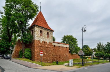 Olkusz, Polonya - 13 Ağustos 2017: Olkusz City, Polonya 'daki kule ve tarihi duvarlar.