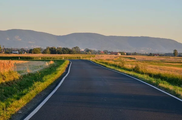 Paisagem Rural Verão Estrada Asfalto Com Montanhas Aldeia Fundo — Fotografia de Stock