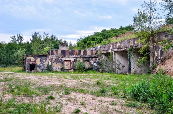 古い放棄された建物軍部隊の後に破壊された建物 — ストック写真