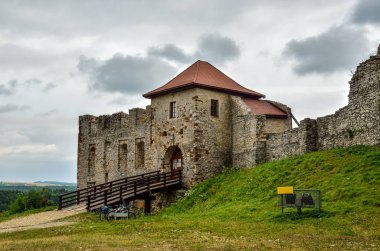 Tepedeki güzel şato harabeleri. Polonya 'nın Rabsztyn kentindeki Jurassic tepesindeki kalenin kalıntıları..