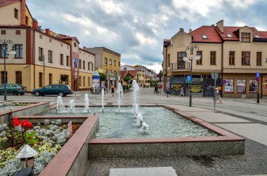 Trzebinia, Polonya - 19 Ağustos 2017: Renkli binalar ve Polonya 'nın Trzebinia kentindeki pazarda güzel bir çeşme.