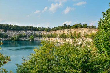 Mavi suyu olan güzel bir taş ocağı. Polonya 'nın Krakow kentindeki su deposu 