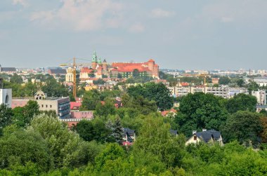Krakow, Polonya - 27 Ağustos 2017: Zakrzowek gölünden Krakow ve Wawel Kraliyet Kalesi manzarası.