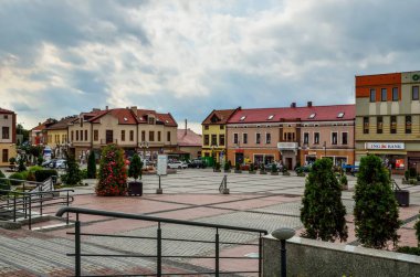 Trzebinia, Polonya - 19 Ağustos 2017: Trzebinia, Polonya 'da piyasadaki renkli binalar.