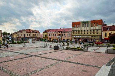 Trzebinia, Polonya - 19 Ağustos 2017: Trzebinia, Polonya 'da piyasadaki renkli binalar.