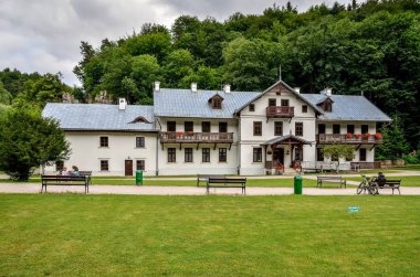 Ojcow, Polonya - 13 Ağustos 2017: Ojcow, Polonya kalesi yakınlarındaki Kazimierz Oteli.