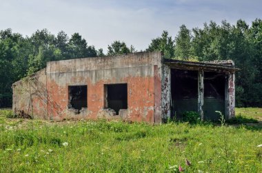 Czarkow, Polonya - 22 Temmuz 2017: Çek Cumhuriyeti 'nde terk edilmiş askeri birlik binası.